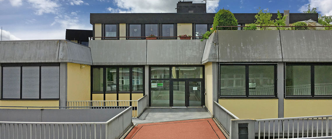 Eingang der Hausarztpraxis am Tannenplatz in der Pfullendorfer Straße 3 in Ulm